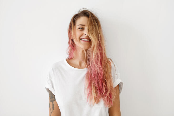 Kvinne med langt og litt rosafarget hår
