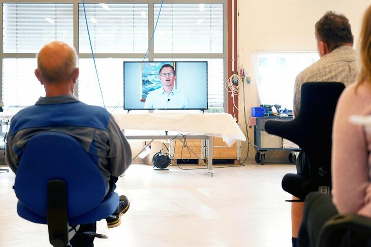 To personer ser på en skjerm med videomøte