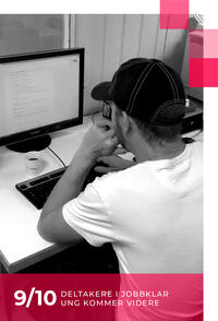 Ung mann foran PC skjerm og teksten "9/10 deltakere i jobbklar Ung kommer videre"
